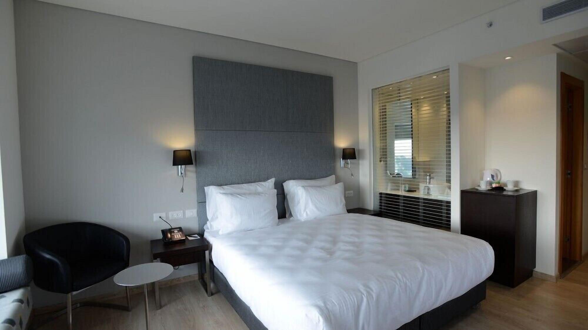 Benjamin Business Hotel Herzelia Extérieur photo
